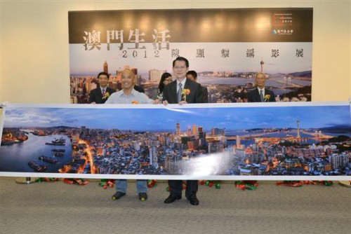 作者向澳基會致送作品