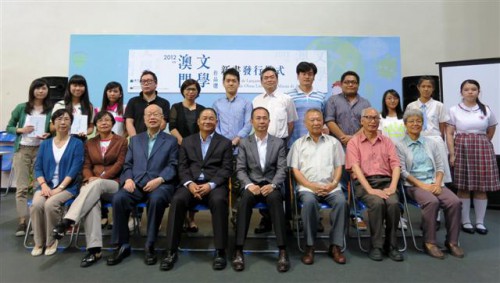 Fotografia colectiva dos convidados de honra e dos participantes da Cerimónia de Lançamento da Publicação “Selecção das Obras Literárias de Macau 2012”