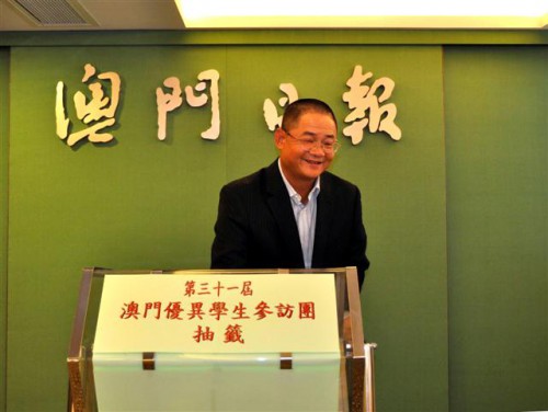 Dr. Wu Zhiliang sorteou o nome de participantes para a Excursão