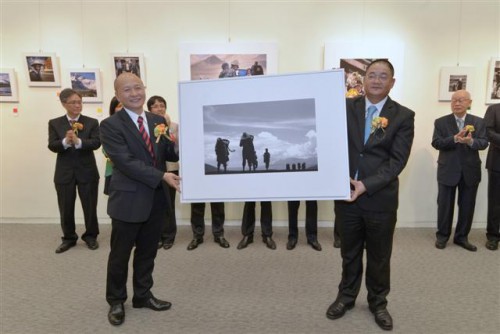 作者向澳基會致送作品