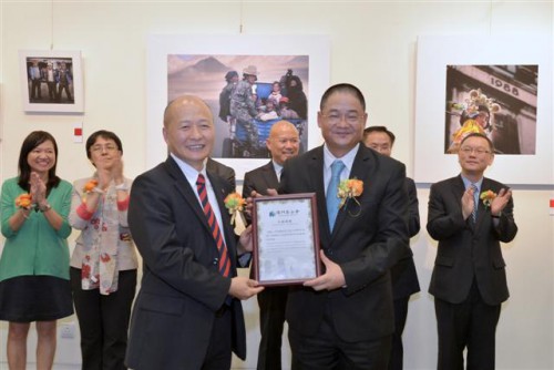 澳基會吳志良主席向作者致送收藏證書