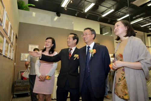 曹長雄陪同嘉賓參觀