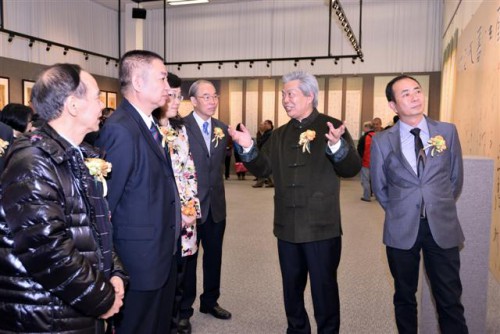 何來成陪同嘉賓參觀