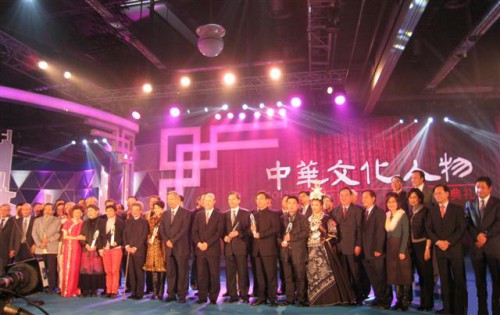 Figuras da Cultura Chinesa bem conhecidas em Macau De mãos dadas para valorizar e transmitir a Cultura Chinesa Realização da Cerimónia de Imposição de Insígnias a Figuras da Cultura Chinesa em Macau, pela primeira vez