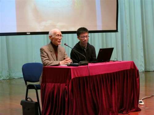 O Prof. Yu Guangzhong falou da ligação que existe entre viagem e cultura, discutindo com a audiência os benefícios de viajar pelo mundo