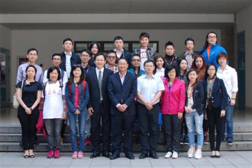 Fotografia dos formandos e representantes das entidades organizadoras