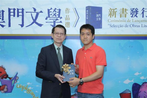 區榮智委員向澳門圖書館暨資訊管理協會許偉達副理事長贈書