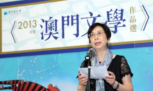 作品選主編代表湯梅笑總結編選情況