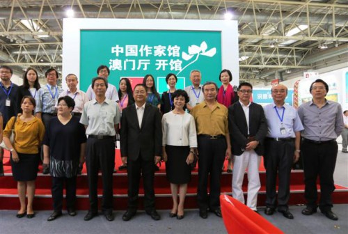 中國作家協會主席鐵凝、黨組書記李冰等與澳門作家代表團合影