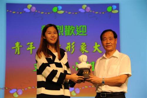 Wen Jier, uma famosa escritora com 18 anos,  fez intercâmbio com os alunos da Escola Secundária  Hou Kong