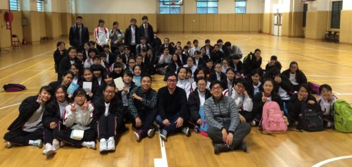 Fotografia dos escritores convidados, He Lingsheng e Rai Mutsu, com os professores e estudantes da Escola Keang Peng