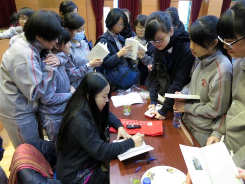 As estudantes do Colégio de Santa Rosa de Lima - Secção Inglesa pediram autógrafos à escritora convidada, Shui Yue