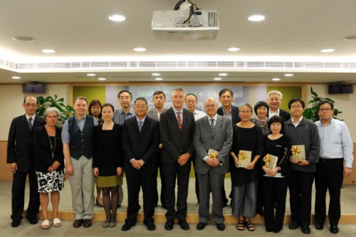 Fotografia dos convidados de honra que estiveram presentes na Cerimónia de Lançamento do Livro.