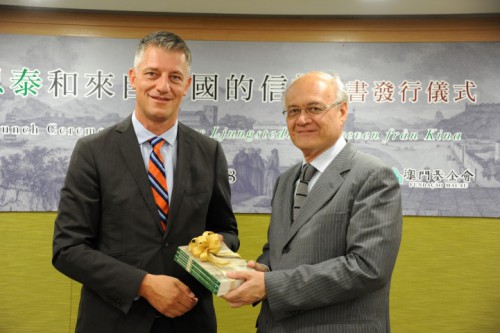  O Dr. Jörgen Halldin, Cônsul-Geral de Suécia em Hong Kong, ofereceu o Livro a José Luís de Sales Marques, Presidente do Instituto de Estudos Europeus de Macau.