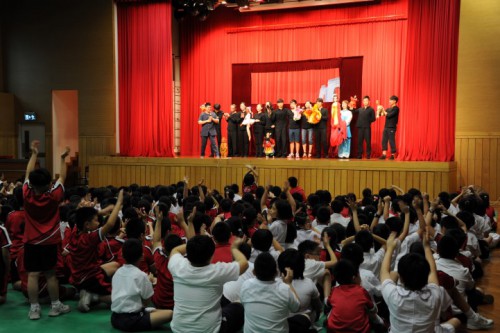 O Grupo de Marionetas de Shanghai trouxe alegria para celebrar o Dia Internacional da Criança