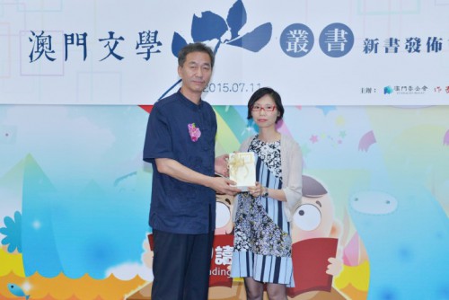 葛笑政社長向澳門理工學院圖書館代館長陳慧紅贈書