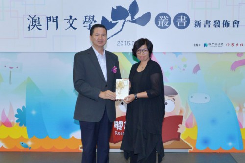 張裕副主席向中央圖書館鄧美蓮館長贈書