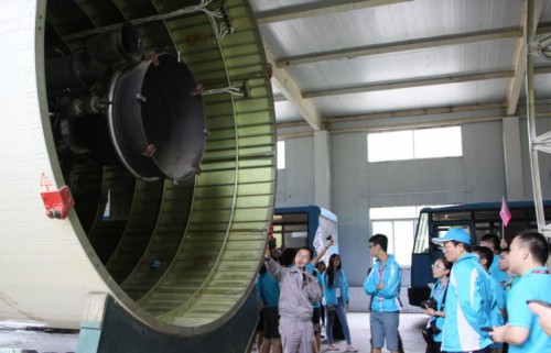 Os engenheiros apresentam a estrutura de um foguetão