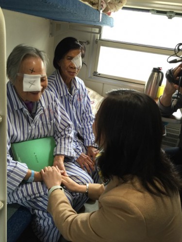 探望即將接受手術的88歲抗日女兵
