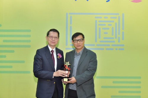 O Dr. Au Weng Chi atribuiu o prémio a Lei Ion Lam, o 1.º classificado da Categoria de Poesia Moderna do Concurso de Literatura de Macau.