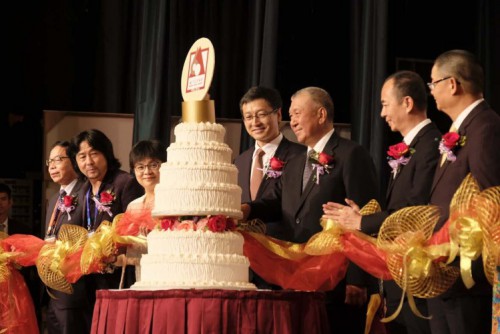 嘉賓主持「澳門美術協會六十周年」切蛋糕儀式
