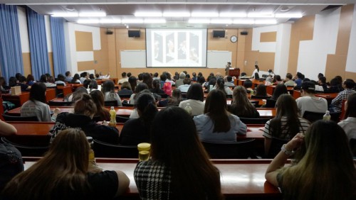 澳門文藝界人士與澳門大學師生逾百人參與，座無虛席