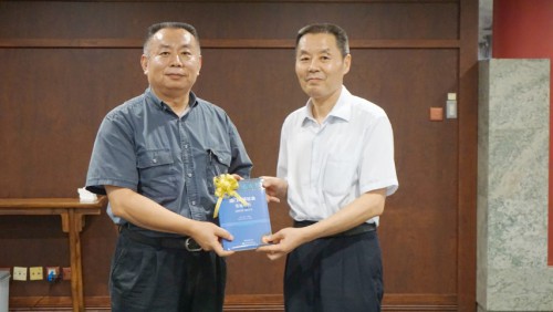 Editor executivo, Dr. Lam Kong Chi, oferece o Livro Azul ao bibliotecário da Universidade de Cidade de Macau, Dr. In Kam Wai