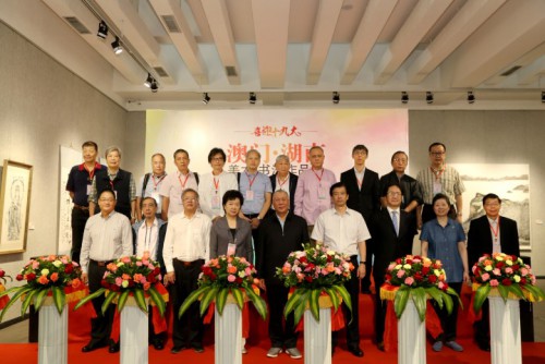 Convidados de honra que presidiram à cerimónia e os artistas de Macau