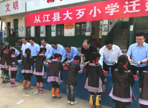 代表團贈書予大歹小學擴增教學資源