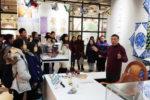 板鷂風爭的傳承人講解板鷂風爭的風情史