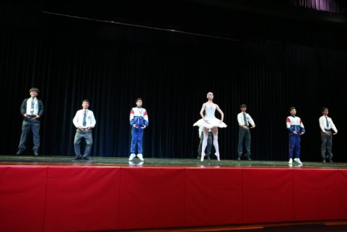 舞者及學生一同示範芭蕾站姿