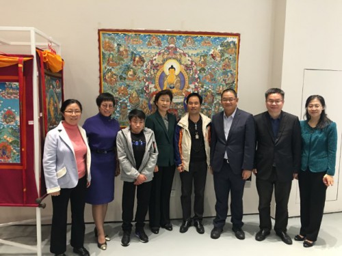 與項目執行機構合影