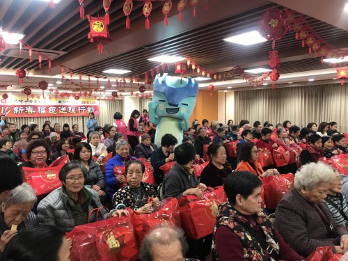 基金會華夏小靈精今年到訪多個團體派送福包