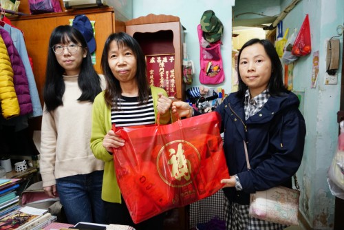 黃女士從社團代表手中接過新春福包