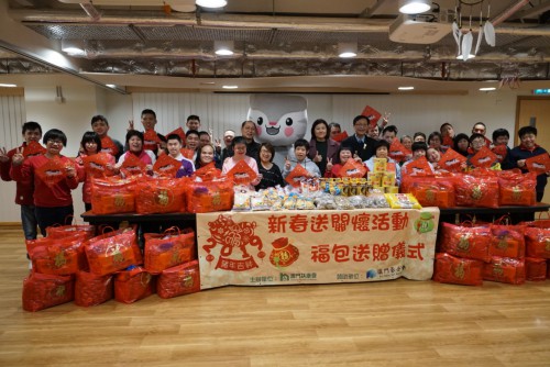 基金會華夏小靈精今年到訪多個團體派送福包
