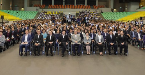Fotografia dos convidados e os elementos da “União Mil Talentos”