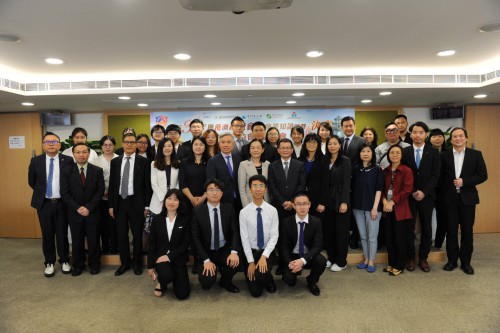 賽隊與主辦方代表合照