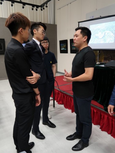 參加者於講座後向趙文僑請教