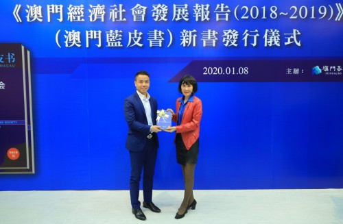 中聯辦經濟部副部長朱宏向文化局公共圖書館管理廳代廳長羅子強贈書