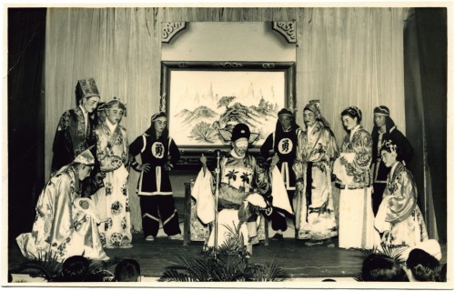 鏡湖醫院員工在醫院舞台上演出粵劇“打麵缸”（圖片來自澳門鏡湖醫院慈善會）