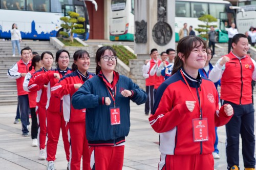 與當地青少年一同學習舞蹈