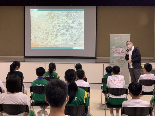 主講嘉賓林翊捷帶領同學在眾多史料中追根溯源