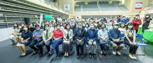 一眾嘉賓與全體作者合影留念