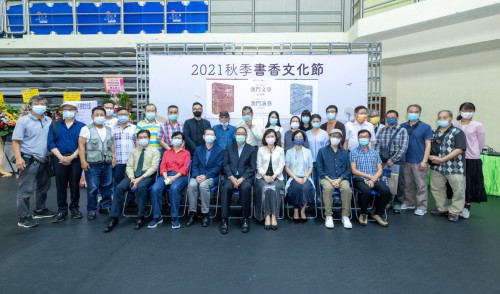 新詩卷、詩詞卷作者與嘉賓合影留念