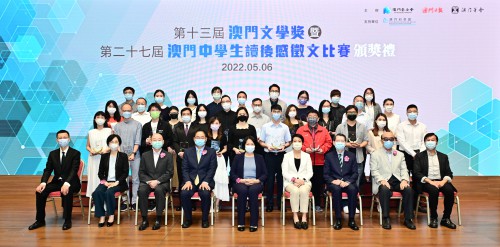 Fotografia dos convidados e dos premiados no Concurso de Literatura de Macau