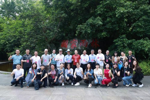 嘉賓們於五指山森林公園合影