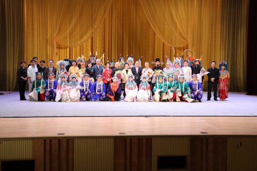 澳門基金會行政委員會吳志良主席與演出團隊合照