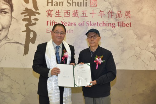 4. 吳志良代表澳門基金會向韓書力致送收藏證書