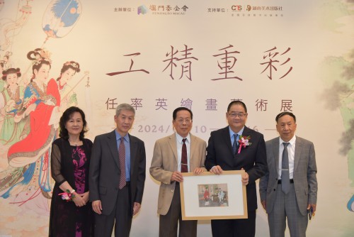 任率英子女向澳門基金會致送作品