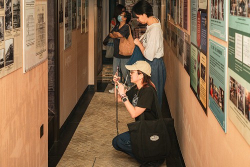 參觀者在“百年歷史穿越廊”中細閱新馬路的變遷